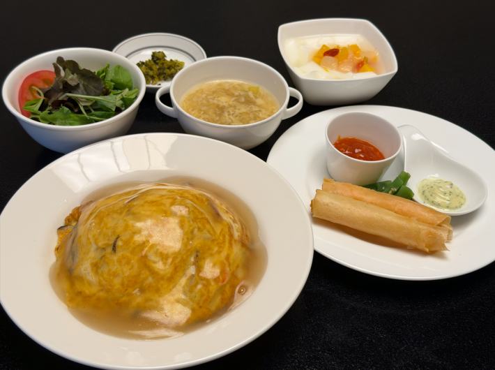 天津飯 ふわり玉子に、たらば蟹の旨み。 天津飯 ふわり玉子に、たらば蟹の旨み。